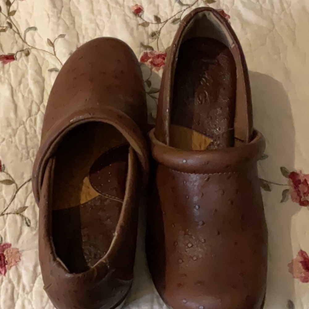 Born B.O.C. Leather shoes. Size 9